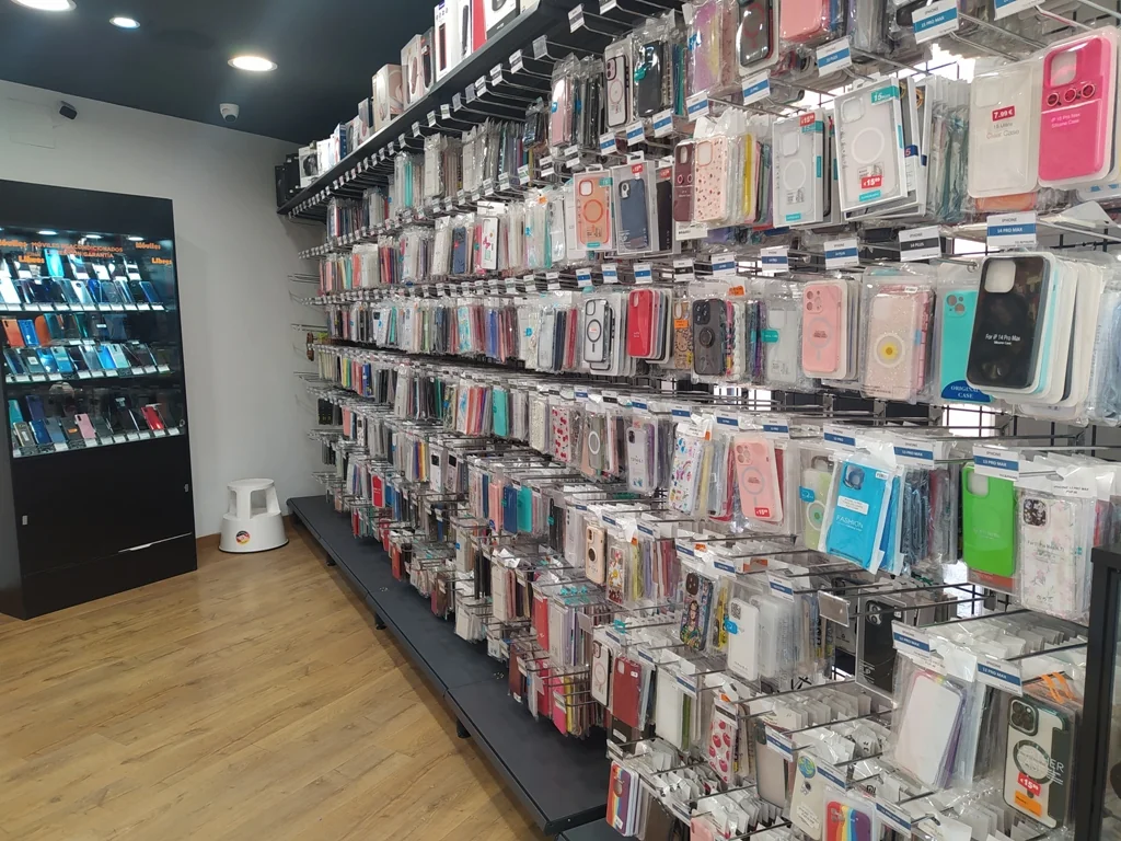 Exposición de accesorios para smartphone en TEC&PHONE Plasencia